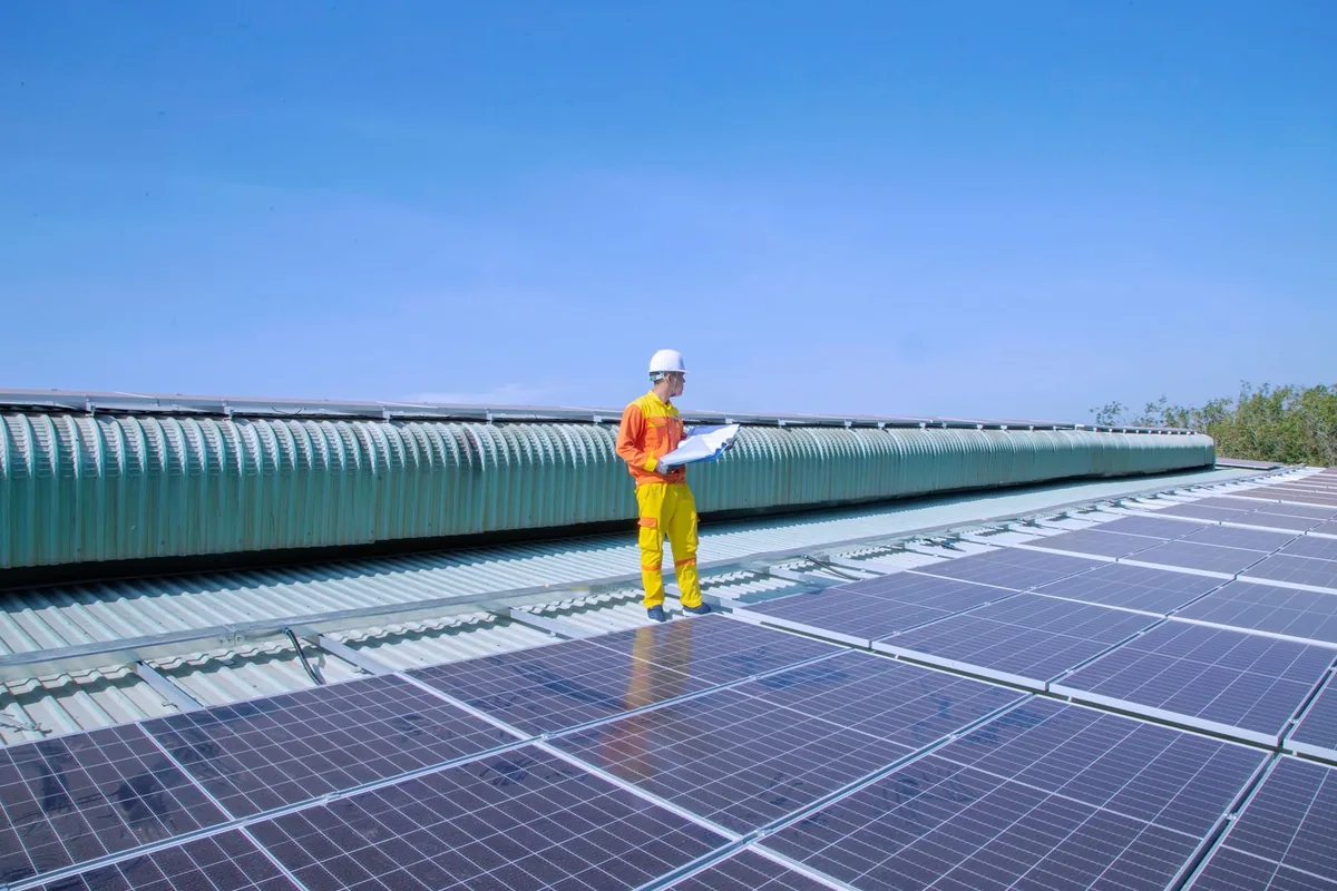Técnico realizando manutenção em painéis solares durante avaliação de conformidade com a NBR 17193